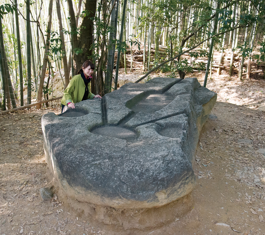 Les vestiges de « Sakafune-ishi » (Stèle en forme de tortue)