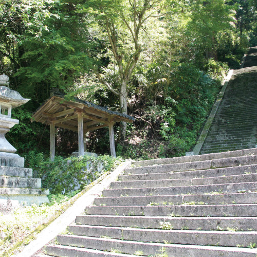 Le sanctuaire Asuka-kawakami-niimasu-Usutaki-hime-no mikoto-jinja